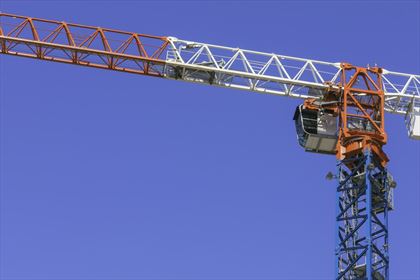 przeładunek z pomocą żurawia